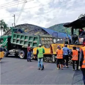  ??  ?? VIALIDAD. Alcaldía de Yacuambi ejecuta obras en la cabecera cantonal.