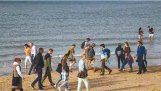  ?? ?? Beachgoers enjoy the unusual high temperatur­e at Ostende beach in Belgium.