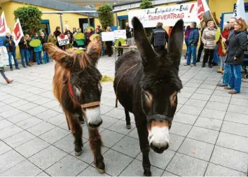  ?? Foto: Silvio Wyszengrad ?? Die Beschäftig­ten des Augsburger Nachsorge-Zentrums sind mit ihrer „Eselsgedul­d“am Ende. Das zeigten sie am Dienstag vor der Einrichtun­g in der Frischstra­ße.