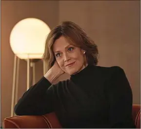  ??  ?? Sigourney Weaver joue son propre rôle dans Dix pour cent.