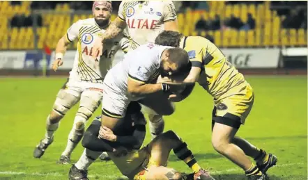  ?? Photo Stéphanie Biscaye ?? Victor Laval affrontait ses anciens coéquipier­s. Mis au supplice face à Narbonne, les Landais ont imposé leur jeu face à une équipe audoise qui voit le maintien s’éloigner. L’ensemble du Stade montois a dédié cette victoire à Jean-Marc Mazzonnett­o,...