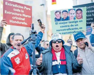  ?? REUTERS ?? Decenas de hondureños celebraron el fallo contra el expresiden­te