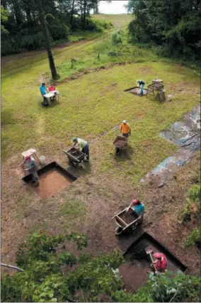  ?? BILL GEIGER — FIRST COLONY FOUNDATION VIA AP ?? In this 2017photo provided by Nicholas Luccketti with the First Colony Foundation, archaeolog­ists excavate a site known as Site X, in Bertie County, N.C.