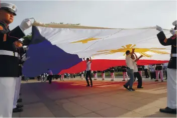  ?? AP FOTO ?? FLAG RAISING CEREMONY. Marines prepare to raise the Philippine flag during the 119th anniversar­y of Philippine independen­ce on June 12, 2017 at Rizal Park in Manila.