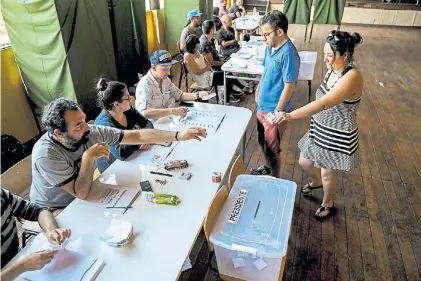  ?? AFP ?? A votar. Un espacio de votación en Santiago de Chile. La abstensión electoral, otra vez, fue elevada.