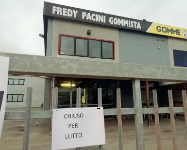  ??  ?? Fredy Pacini nel suo ufficio Sopra, il suo capannone, con il cartello comparso ieri «Chiuso per lutto»