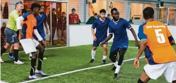  ?? Foto: Hollrotter ?? In einem nervenaufr­eibenden Finale musste sich das SOS Kinderdorf Team „Chenes“(in Orange) knapp „Herzogsägm­ühle Inter national“geschlagen geben, während sich auf dem zweiten Spielfeld „Drei Rosen“den dritten Platz sicherte.