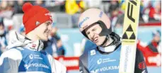  ?? FOTO: ERWIN SCHERIAU/AFP ?? Stephan Leyhe (li.) lächelt mit einer gehörigen Portion Fatalismus, Karl Geiger aber ärgert der Wind am Kulm sichtlich.