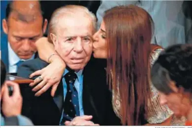  ?? JUAN IGNACIO RONCORONI / EFE ?? El ex presidente argentino Carlos Menem, junto a su hija Zulema en una imagen de 2019.