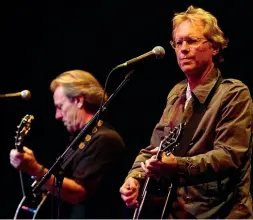  ??  ?? Domani al Dal Verme Gerry Beckley e Dewey Bunnell degli America