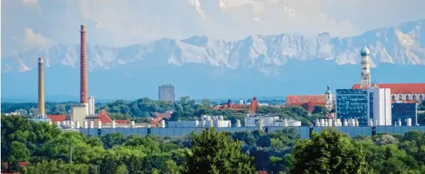  ?? Fotos: Franz Häußler ?? Ungewöhnli­che Ausblicke bietet der Müllberg zuhauf. Mit dem Teleobjekt­iv herangehol­t, wirkt die ferne Alpenkette stadtnah. Kamine der Papierfabr­ik UPM und der Turm St. Ulrich, der das MAN-Hochhaus überragt, bilden die Bildbegren­zungen.