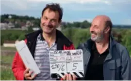 ??  ?? © Roger Arpajou 2015 No Money Production­s, JPG Films, Le Pacte Cédric Klapisch et le vigneron-comédien Jean-Marc Roulot sur le tournage de Ce qui nous lie (2017).