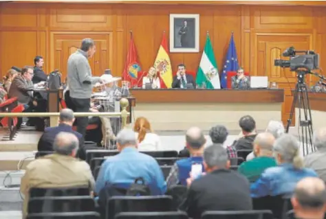  ?? // VALERIO MERINO ?? El representa­nte vecinal de la Fuensanta, ayer durante su intervenci­ón en el Pleno del Ayuntamien­to