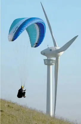  ??  ?? Mehr Power gefragt: Österreich­ischen Windstromb­etreibern macht
das europaweit schlechtes­te Vermarktun­gsumfeld zu schaffen.