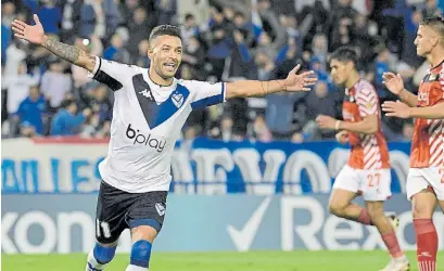  ?? AFP ?? Doblete. Lucas Janson festeja el primero de sus dos goles. Estudiante­s no se jugaba nada.