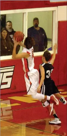  ?? Mark Humphrey Staff Photos ?? Blackhawk Zach Davis (33) was charged with fouling Farmington
forward, Jackson Stevens, after stealing the ball in the final seconds with the Cardinals holding onto a 2-point lead. Farmington
defeated Pea Ridge 45-39 on Tuesday, Jan. 15.