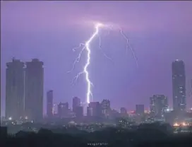  ?? AALOK SONI/HT PHOTO ?? A lightnings­truck Mumbai skyline, as seen from Prabhadevi. Many areas in the city recorded moderate showers between 8pm and 11.30pm on Thursday.