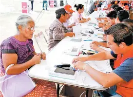  ??  ?? El gobernador entregó apoyos a familias de Juchitán.