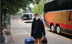  ??  ?? – Vi fik besked om, at vi skulle have maske på i bussen, så derfor gjorde jeg det. Men havde jeg ikke fået den besked, ville jeg ikke have taget den på, lød det fra Luis Marqus på 21 år.