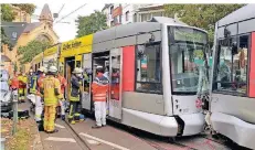  ?? FOTO: GERHARD BERGER ?? Beim Zusammenpr­all zweier Straßenbah­nen in Pempelfort wurden 19 Menschen verletzt. Die Unfallursa­che ist noch unklar.