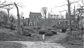  ?? LARRY SPITZER/COURIER JOURNAL ?? Spring Drive and Grasmere after the tornado outbreak in 1974.