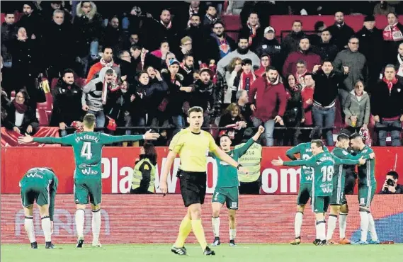  ?? FOTO: EFE ?? Los jugadores del Betis celebran la victoria a la finalizaci­ón del partido El equipo verdiblanc­o asaltó el estadio sevillista, se llevó el derbi y fastidió el debut liguero de Vicenzo Montella