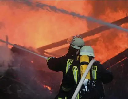  ??  ?? Sie gehen dort hin, wo es brennt: Damit auch weiterhin freiwillig­e Feuerwehrl­eute ausgebilde­t werden können, muss die Landesfeue­rwehrschul­e dringend saniert werden. Das Land will die nötigen Millionen bald bereitstel­len. Foto: Stefan Thomas, dpa