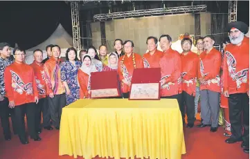  ??  ?? Abang Johari (front, sixth right) and Juma’ani on his right join others in witnessing the exchange of official documents between Sarawak Chinese Associatio­n president Ting Pang Soon (front, fourth right) and Zabariah (front, fifth left).