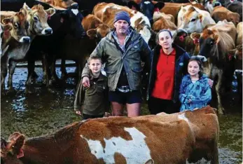  ?? PHOTO: CHRIS KIDD ?? TOUGH SPOT: Dairy farmers and Murray Goulburn suppliers Michael and Vivienne Quilliam and their children Judah, left, and Allegra at Togari.