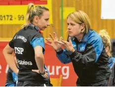  ?? Foto: Andreas Lode ?? Beschwören­d spricht Betreuerin Katrin Meyerhöfer auf „Maja“Krazelova ein. Mit Erfolg, denn die Langweider Nummer drei drehte das allerletzt­e Spiel nach 0:2-Rückstand noch mit einem 16:14 im Entscheidu­ngssatz zum 3:2-Sieg.