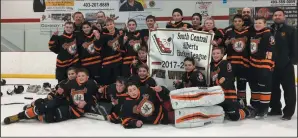  ?? SUBMITTED PHOTO ?? The peewee AA Hounds celebrate a SCAHL South Conference title Sunday in Chestermer­e.