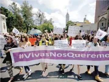  ?? |CUARTOSCUR­O ?? Los manifestan­tes exigieron acabar con la violencia contra las mujeres en el país.