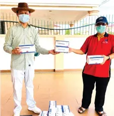  ??  ?? Marcus (right) receives face masks donated by Pakatan Harapan Sarawak secretary Senator Alan Ling for the former to distribute to church workers and some adopted poor families.