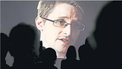  ?? (AP) ?? Ningún misterio. Snowden dice que se paga su propio alquiler y hace vida normal en Moscú.