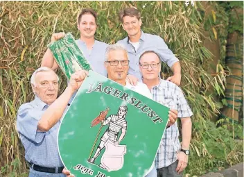  ?? FOTO: WOITSCHÜTZ­KE ?? Nicht nur der Schützenzu­g Jägerslust feiert Jubiläum: Sein Mitglied Peter Koxholt (ganz rechts) wird für 50 Jahre Mitgliedsc­haft im Regiment des Bürgerschü­tzenverein­s geehrt.