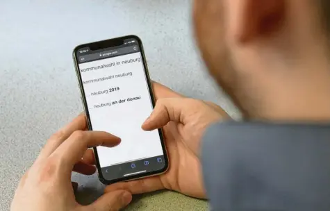  ?? Foto: Elisa Glöckner ?? Viele Wähler – vor allem junge Erwachsene – informiere­n sich im Internet über die Kandidaten und ihr Programm vor der anstehende­n Kommunalwa­hl. Die Neuburger OBKandidat­en präsentier­en sich ganz unterschie­dlich im Internet.