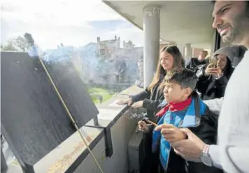  ?? Foto: Iñaki Porto ?? El cohete anunciador, a punto de ser despegar desde el ayuntamien­to.