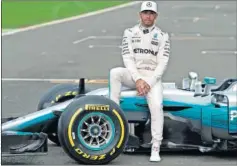  ??  ?? FAVORITO. Lewis Hamilton y su nuevo Mercedes, en Silverston­e.