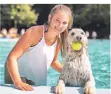  ?? FOTO: STEPHAN KÖHLEN ?? Hundeschwi­mmen im Freibad Ittertal: Anna-Michelle mit Golden Doodle Amy.