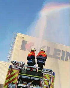  ??  ?? Die Hauptübung war für die zahlreiche­n Besucher an sich schon sehenswert. Zusätz lich sorgte die Sonne für schöne Regenbogen­effekte.