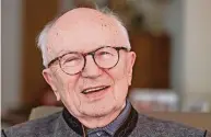  ?? Foto: dpa ?? War dabei, als Michail Gorbatscho­w von Boris Jelzin abgelöst wurde: Die deutsche Journalist­en-Legende Friedrich Nowottny feiert 95. Geburtstag.