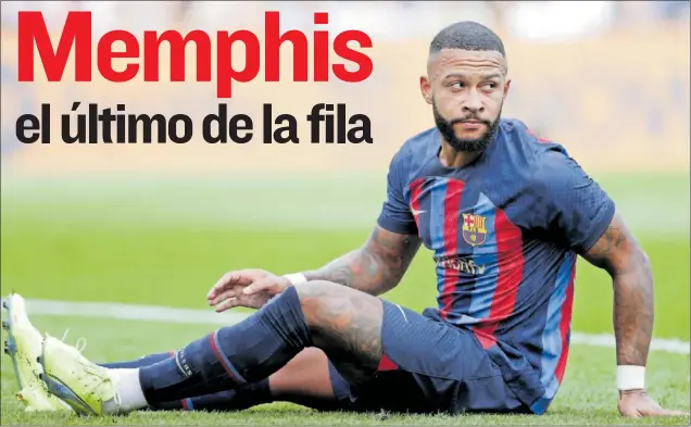  ?? ?? Memphis Depay, sentado sobre el césped durante un partido del Barcelona de la presente temporada.