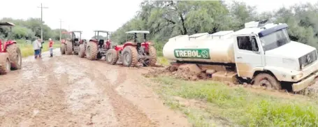  ??  ?? Camión transporta­dor de leche que quedó varado en uno de los tramos del Chaco. La situación es desesperan­te.