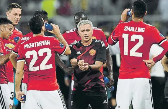  ?? FOTO: GETTY ?? Mourinho aprovechó el parón para repasar conceptos El técnico portugués cambió hasta tres veces de esquema durante el partido