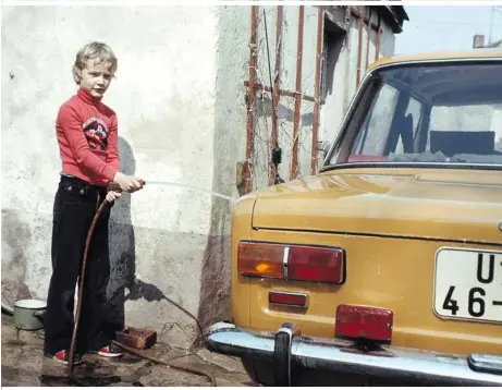  ??  ?? Gerrit Crummenerl mit dem Lada seiner Eltern – der Mercedes des Ostens. Wer einen kaufen wollte, musste vorbestell­en und lange warten
