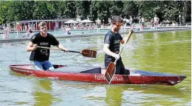  ?? FOTO: JENS LEHNERT ?? Auch in Sachen Ästhetik machen die Betonkanus im Wasser eine gute Figur. Wie schnell sie im Vergleich zur Konkurrenz sind, zeigt sich Ende nächster Woche.