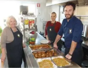  ?? FOTO JB ?? Chef kok Tijl Vincke met vrijwillig­er Hilde (links) en Tina, die er tewerkgest­eld is.