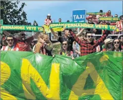  ??  ?? PROTESTA. Aficionado­s pidiendo la marcha del máximo accionista.