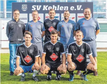  ?? FOTO: NIKLAS KESENHEIME­R ?? Zum Trainingsb­eginn präsentier­en sich die Mannschaft­sbetreuer mit den Kehlener Zugängen. Von links (hinten): Teammanage­r David Müller, Trainer Michael Steinmaßl, Alexander Koch, Torspieler­trainer Stefan Frei sowie Co-Trainer Martin Krafcsik. Vorne (von...