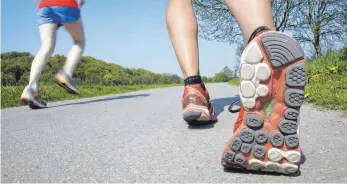  ?? ARCHIVFOTO: JOCHEN TACK ?? Das Problem mit Laufschuhe­n: Sie können nicht sprechen und aus dem Motivation­sloch helfen.